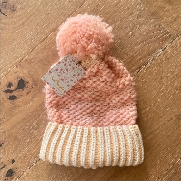 FREE PEOPLE NWT Coral Pom Hat